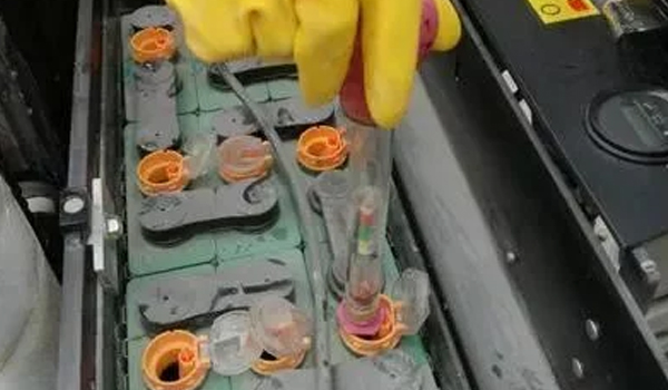 90%的人竟然不知路，叉车蓄电池要加水？